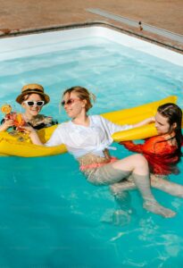 Best Low Calorie Drinks for Pool Parties and Summer Gatherings